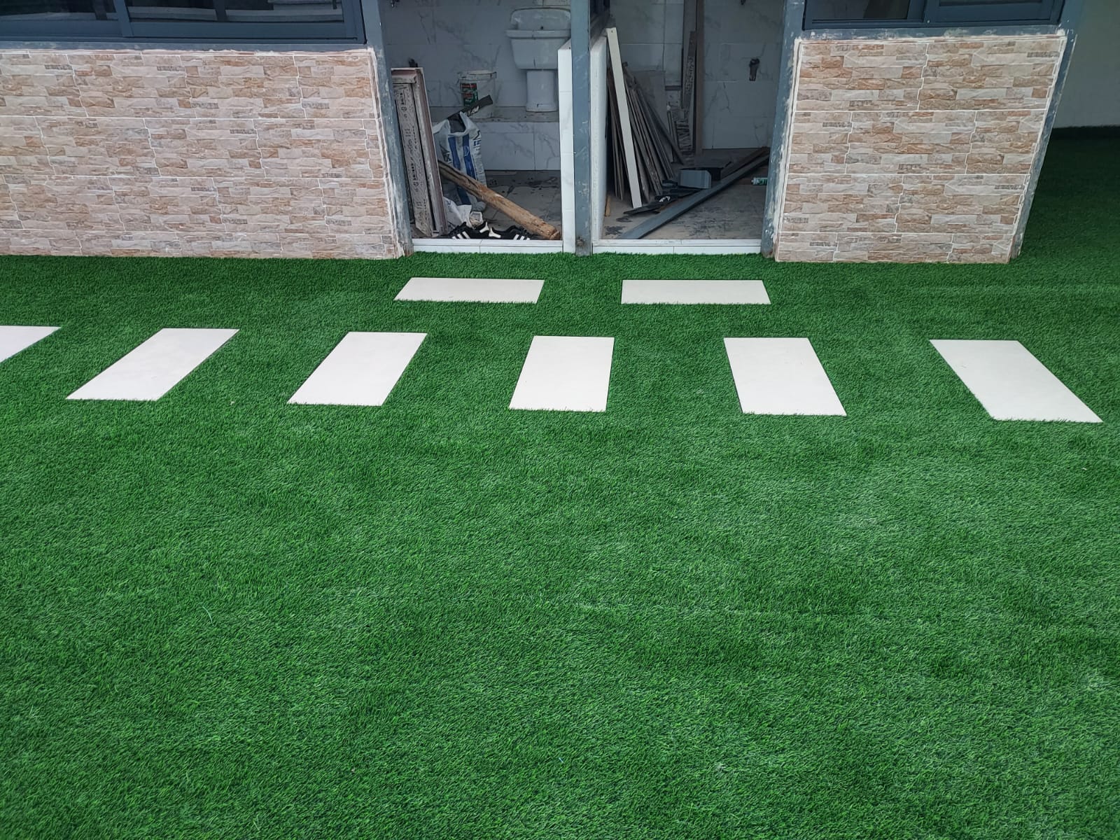 Artificial Grass Carpet in Kenya:Benefits,uses and where to buy